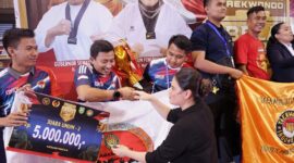 Kepala Pelatih ATIA Indonesia, Ahmad Amruloh menagkat trofi di Kejuaraan Bela Negara 2025 di Palembang ( ist)
