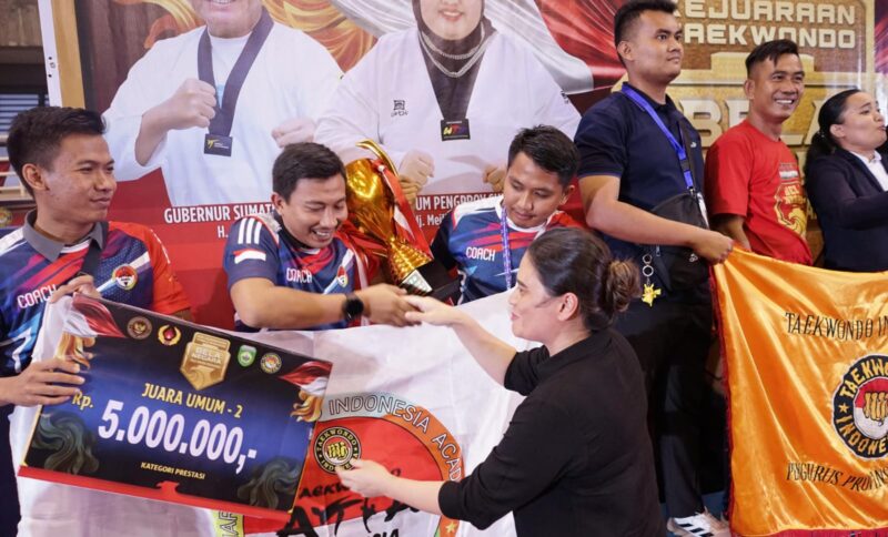 Kepala Pelatih ATIA Indonesia, Ahmad Amruloh menagkat trofi di Kejuaraan Bela Negara 2025 di Palembang ( ist)