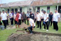 Bupati Lamsel Radityo Egi Pratama meletakan batu pertama pembangunan RKB di SDN 1 Tejang Pulau Besi, Kecamatan Rajabasa. (Foto.Ist)