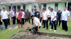 Bupati Lamsel Radityo Egi Pratama meletakan batu pertama pembangunan RKB di SDN 1 Tejang Pulau Besi, Kecamatan Rajabasa. (Foto.Ist)