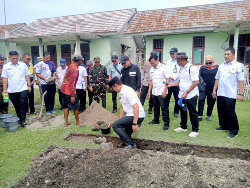 Bupati Lamsel Radityo Egi Pratama meletakan batu pertama pembangunan RKB di SDN 1 Tejang Pulau Besi, Kecamatan Rajabasa. (Foto.Ist)