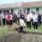 Bupati Lamsel Radityo Egi Pratama meletakan batu pertama pembangunan RKB di SDN 1 Tejang Pulau Besi, Kecamatan Rajabasa. (Foto.Ist)