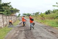 Dinas Pekerjaan Umum dan Penataan Ruang Lampung Selatan meninjau jalan yang akan dilalui kegiatan Krakatau Beach Run, Rabu, 20 Agustus 2025. (Foto.Ist)