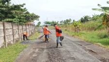 Dinas Pekerjaan Umum dan Penataan Ruang Lampung Selatan meninjau jalan yang akan dilalui kegiatan Krakatau Beach Run, Rabu, 20 Agustus 2025. (Foto.Ist)