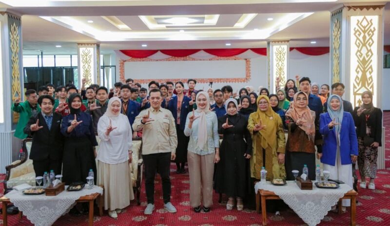 Wagub Lampung bersama mahasiswa Kedokteran Universitas Lampung dan Ikatan Senat Mahasiswa Kedokteran Indonesia ( poto Diskominfo Prov Lampung).