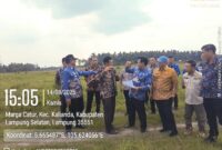 Jajaran Pemkab Lamsel tinjau lokasi lahan untuk SMA Unggulan. (Foto.Ist)
