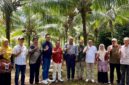 tim riset Pusat Penelitian poto bersama Plt Kepala DinasTPHBUN, Mugiyono, SP.MM,  dan rombongan poto bersama tim riset Pusat Penelitian Kelapa Sawit Unit Bogor (PPKS UB) Ciomas.( Ist ).