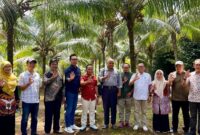 tim riset Pusat Penelitian poto bersama Plt Kepala DinasTPHBUN, Mugiyono, SP.MM,  dan rombongan poto bersama tim riset Pusat Penelitian Kelapa Sawit Unit Bogor (PPKS UB) Ciomas.( Ist ).