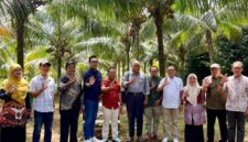 tim riset Pusat Penelitian poto bersama Plt Kepala DinasTPHBUN, Mugiyono, SP.MM,  dan rombongan poto bersama tim riset Pusat Penelitian Kelapa Sawit Unit Bogor (PPKS UB) Ciomas.( Ist ).