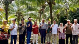 tim riset Pusat Penelitian poto bersama Plt Kepala DinasTPHBUN, Mugiyono, SP.MM,  dan rombongan poto bersama tim riset Pusat Penelitian Kelapa Sawit Unit Bogor (PPKS UB) Ciomas.( Ist ).