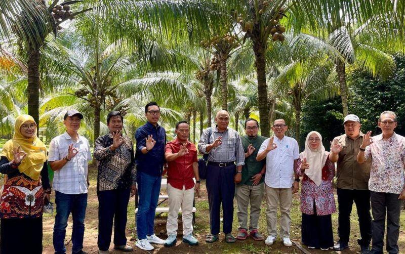 tim riset Pusat Penelitian poto bersama Plt Kepala DinasTPHBUN, Mugiyono, SP.MM,  dan rombongan poto bersama tim riset Pusat Penelitian Kelapa Sawit Unit Bogor (PPKS UB) Ciomas.( Ist ).