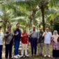 tim riset Pusat Penelitian poto bersama Plt Kepala DinasTPHBUN, Mugiyono, SP.MM,  dan rombongan poto bersama tim riset Pusat Penelitian Kelapa Sawit Unit Bogor (PPKS UB) Ciomas.( Ist ).