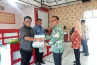 Plt Kadis Pendidikan Lamsel M.Darmawan memberikan cendramata kepada Firma yang pindah tugas ke Dipora Lamsel, Jumat, 1 Agustus 2025. (Foto.Juwantoro)
