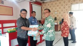 Plt Kadis Pendidikan Lamsel M.Darmawan memberikan cendramata kepada Firma yang pindah tugas ke Dipora Lamsel, Jumat, 1 Agustus 2025. (Foto.Juwantoro)