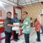Plt Kadis Pendidikan Lamsel M.Darmawan memberikan cendramata kepada Firma yang pindah tugas ke Dipora Lamsel, Jumat, 1 Agustus 2025. (Foto.Juwantoro)