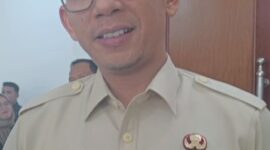 Bupati Lampung Selatan Radityo Egi Pratama tengah diwawancarai awak media. (Foto.Ist)