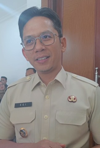 Bupati Lampung Selatan Radityo Egi Pratama tengah diwawancarai awak media. (Foto.Ist)