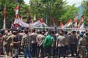 Masyarakat Desa Sinar Palembang, Kecamatan Candipuro, Lampung Selatan unjurasa di depan Kantor Bupati Lamsel. Mereka menuntut Kades Sinar Palembang, Sukoco di non aktifkan dari jabatan. (Foto.Juwantoro)