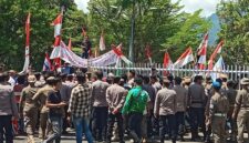 Masyarakat Desa Sinar Palembang, Kecamatan Candipuro, Lampung Selatan unjurasa di depan Kantor Bupati Lamsel. Mereka menuntut Kades Sinar Palembang, Sukoco di non aktifkan dari jabatan. (Foto.Juwantoro)