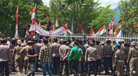 Masyarakat Desa Sinar Palembang, Kecamatan Candipuro, Lampung Selatan unjurasa di depan Kantor Bupati Lamsel. Mereka menuntut Kades Sinar Palembang, Sukoco di non aktifkan dari jabatan. (Foto.Juwantoro)