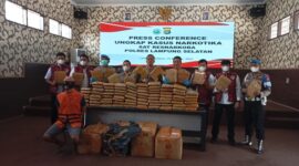 Wakapolres Lampung Selatan dan jajaran tengah menunjukan ganja yang berhasil disita. (Foto.Juwantoro)