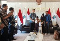 Bupati Lampung Selatan Radityo Egi Pratama memberikan hadiah kepada Raihan. (Foto.Juwantoro)