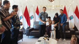 Bupati Lampung Selatan Radityo Egi Pratama memberikan hadiah kepada Raihan. (Foto.Juwantoro)