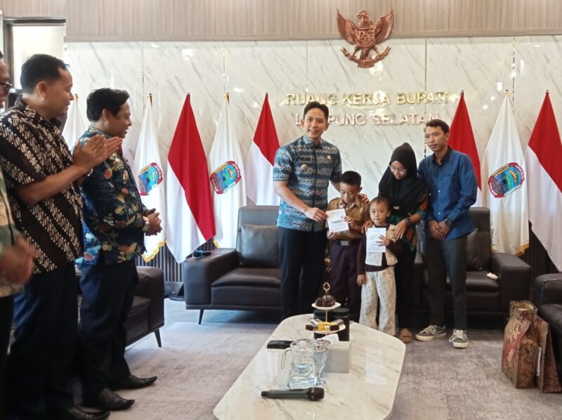 Bupati Lampung Selatan Radityo Egi Pratama memberikan hadiah kepada Raihan. (Foto.Juwantoro)