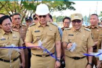 Bupati Lampung Selatan Radityo Egi Pratama menggunting pita sebagai tanda peresmian jalan simpang  Tugu Raden Intan - Exit Toll Kalianda, Selasa, 26 Agustus 2025. (Foto.Diskominfo Lamsel)