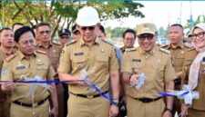 Bupati Lampung Selatan Radityo Egi Pratama menggunting pita sebagai tanda peresmian jalan simpang  Tugu Raden Intan - Exit Toll Kalianda, Selasa, 26 Agustus 2025. (Foto.Diskominfo Lamsel)