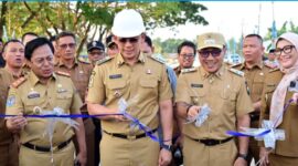 Bupati Lampung Selatan Radityo Egi Pratama menggunting pita sebagai tanda peresmian jalan simpang  Tugu Raden Intan - Exit Toll Kalianda, Selasa, 26 Agustus 2025. (Foto.Diskominfo Lamsel)