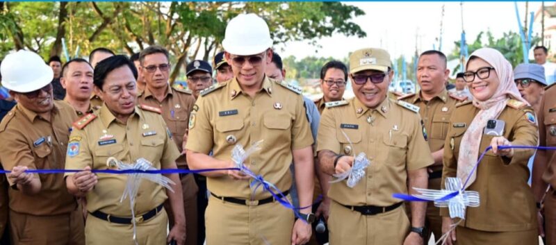 Bupati Lampung Selatan Radityo Egi Pratama menggunting pita sebagai tanda peresmian jalan simpang  Tugu Raden Intan - Exit Toll Kalianda, Selasa, 26 Agustus 2025. (Foto.Diskominfo Lamsel)