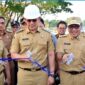 Bupati Lampung Selatan Radityo Egi Pratama menggunting pita sebagai tanda peresmian jalan simpang  Tugu Raden Intan - Exit Toll Kalianda, Selasa, 26 Agustus 2025. (Foto.Diskominfo Lamsel)