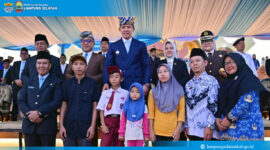 Raihan Diaz Rinawai, siswa SDN 1 Way Muli bersama Bupati Lamsel (dok Diskominfo Lamsel).