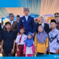 Raihan Diaz Rinawai, siswa SDN 1 Way Muli bersama Bupati Lamsel (dok Diskominfo Lamsel).