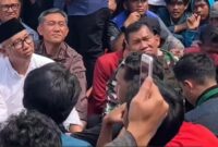 Gubernur Lampung Saat berdialog dengan para pendemo di halaman gedung DPRD Provinsi Lampung ( Ist ).