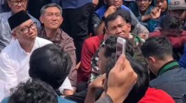 Gubernur Lampung Saat berdialog dengan para pendemo di halaman gedung DPRD Provinsi Lampung ( Ist ).