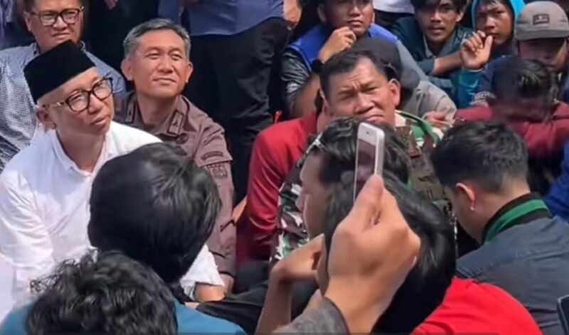 Gubernur Lampung Saat berdialog dengan para pendemo di halaman gedung DPRD Provinsi Lampung ( Ist ).