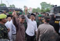 Poto: Gubernur Lampung Rahmat Mirzani Djausal menyapa para pengunjuk rasa ( ist).