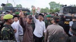 Poto: Gubernur Lampung Rahmat Mirzani Djausal menyapa para pengunjuk rasa ( ist).