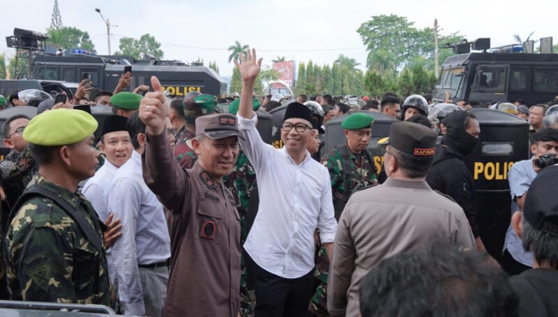 Poto: Gubernur Lampung Rahmat Mirzani Djausal menyapa para pengunjuk rasa ( ist).