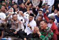 Gubernur Lampung, Pangdam dan Kapolda berbaur dengan masa Pendemo yang berlangsung damai ( ist).