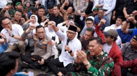 Gubernur Lampung, Pangdam dan Kapolda berbaur dengan masa Pendemo yang berlangsung damai ( ist).