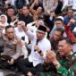 Gubernur Lampung, Pangdam dan Kapolda berbaur dengan masa Pendemo yang berlangsung damai ( ist).