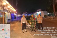 Kapolsek Kalianda Iptu Sulyadi bersama TNI saat melakukan Patroli Malam hari. (Dok Serambi Lampung.com).