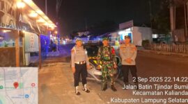 Kapolsek Kalianda Iptu Sulyadi bersama TNI saat melakukan Patroli Malam hari. (Dok Serambi Lampung.com).