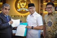 Gubernur Lampung Menyerahkan  Langsung 10  Tuntutan Pendemo Kepada Ketua MPR RI Ahmad Muzani untuk diteruskan ke Pemerintah Pusat ( Sumber Foto : IG ahmadmuzani2_)