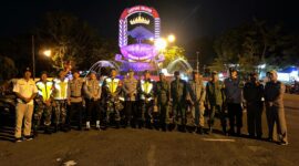 Poto: Kapolsek Polsek Kalianda bersama TNI, Satpol PP, dan Linmas menggelar patroli gabungan di wilayah Kota Kalianda ( ist).