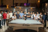 Ketua PWI Lampung Wirahadikusumah poto bersama  dengan Peserta dan Juara Turnamen Bilyard SIWO Cap PWI Lampung  
(Dok SIWO PWI Lampung).