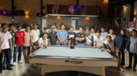 Ketua PWI Lampung Wirahadikusumah poto bersama  dengan Peserta dan Juara Turnamen Bilyard SIWO Cap PWI Lampung  
(Dok SIWO PWI Lampung).